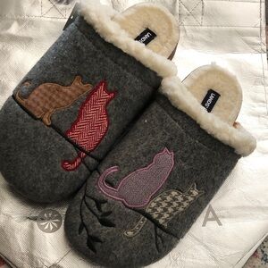 Lands' End Gray Felt Cat Appliqué Slippers with Pink, Red & Tan Cats
